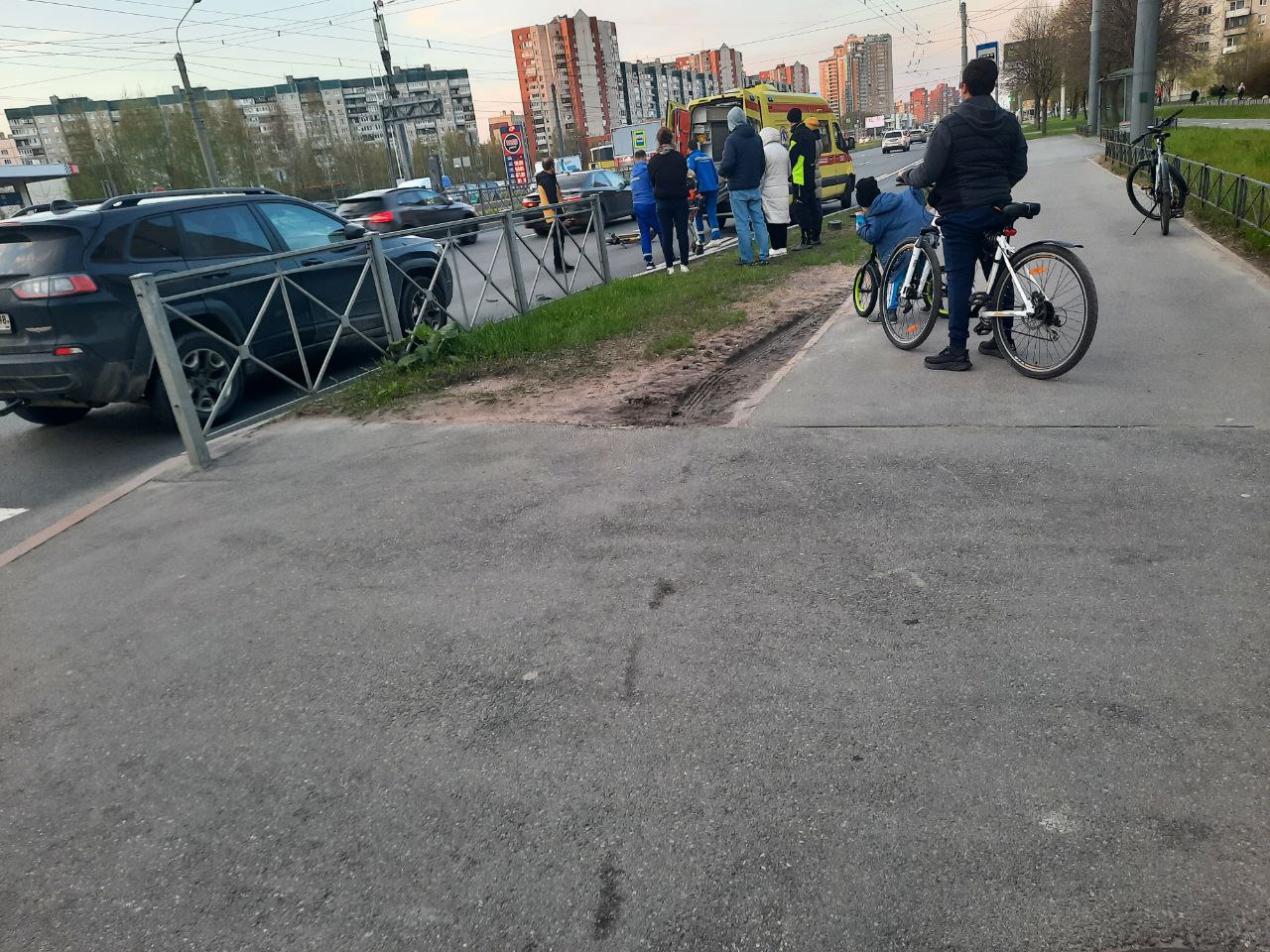 Около улицы Коллонтай автомобилист сбил мужчину на самокате