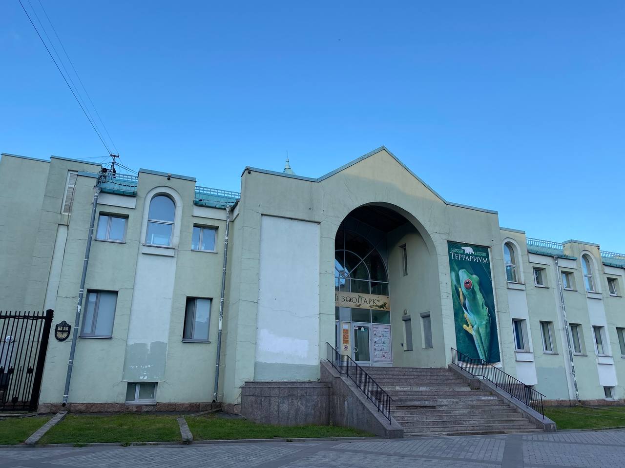 Ленинградский зоопарк слезно попросил петербуржцев не ходить «по-маленькому» на клумбы