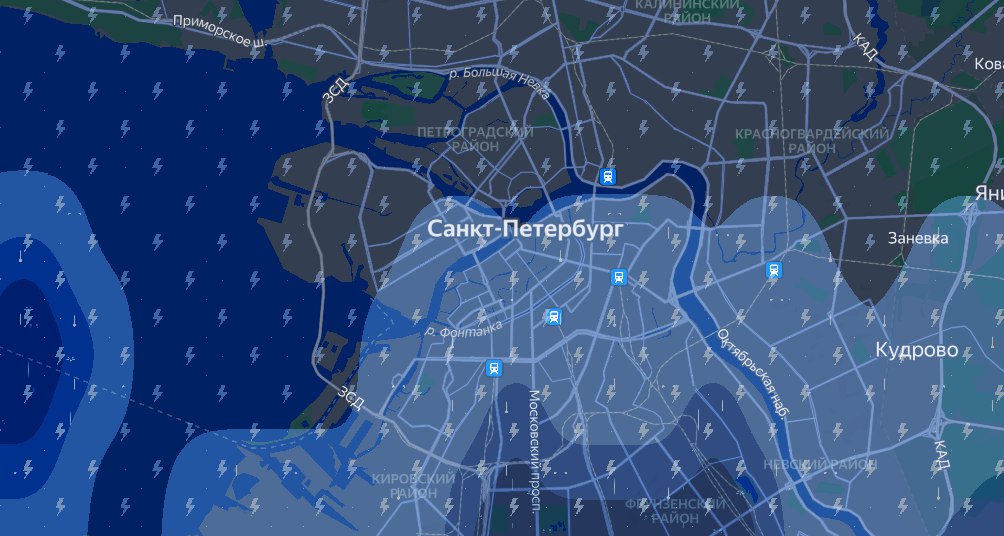 Грозовой фронт охватил Петербург в знойный день