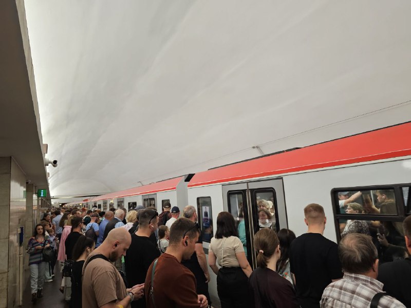На красной ветке петербургского метро увеличены интервалы движения поездов вечером 14 августа