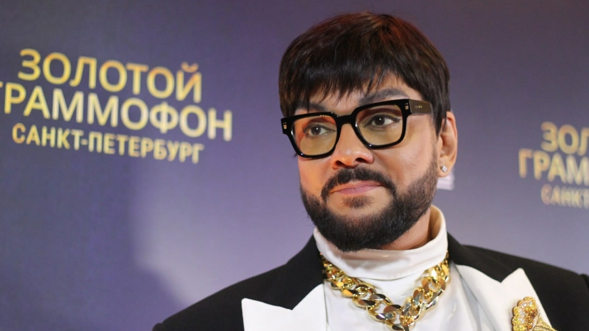 Киркоров впервые показал ожог на руке после инцидента с пиротехникой в Петербурге