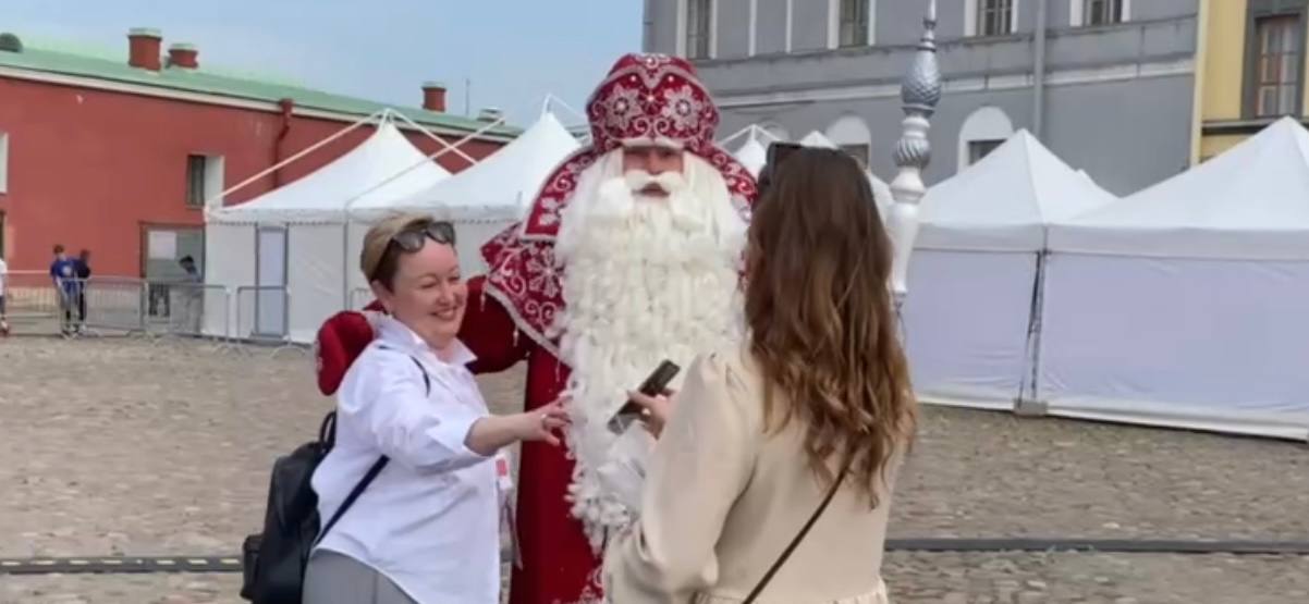 Дед Мороз в шубе и с посохом объявился в центре Петербурга в первый день августа