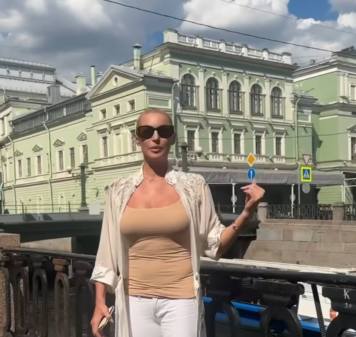 Анастасия Волочкова приехала в Петербург и навестила угасающего отца