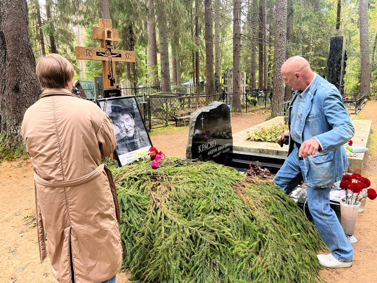 На 40-й день памяти Ивана Краско его могилу в Комарово посетили друг и помощница