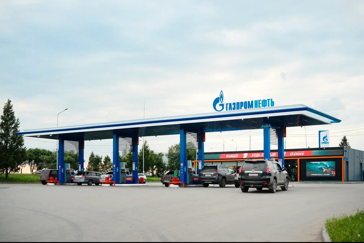 Смольный и сеть АЗС «Газпромнефть» подписали соглашение о расширении работы ЕКП