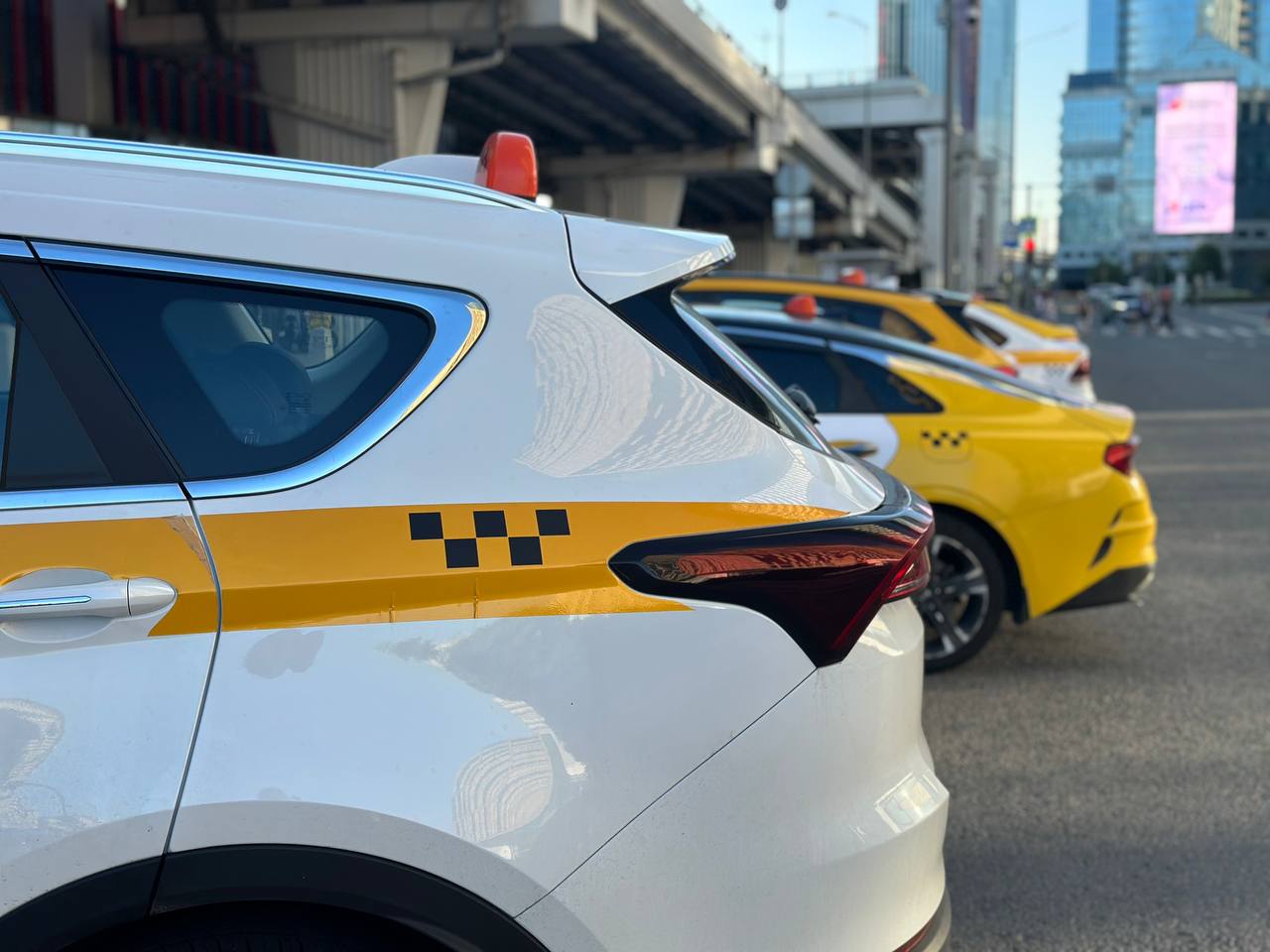 Число таксистов в Петербурге резко сократится с 7 ноября