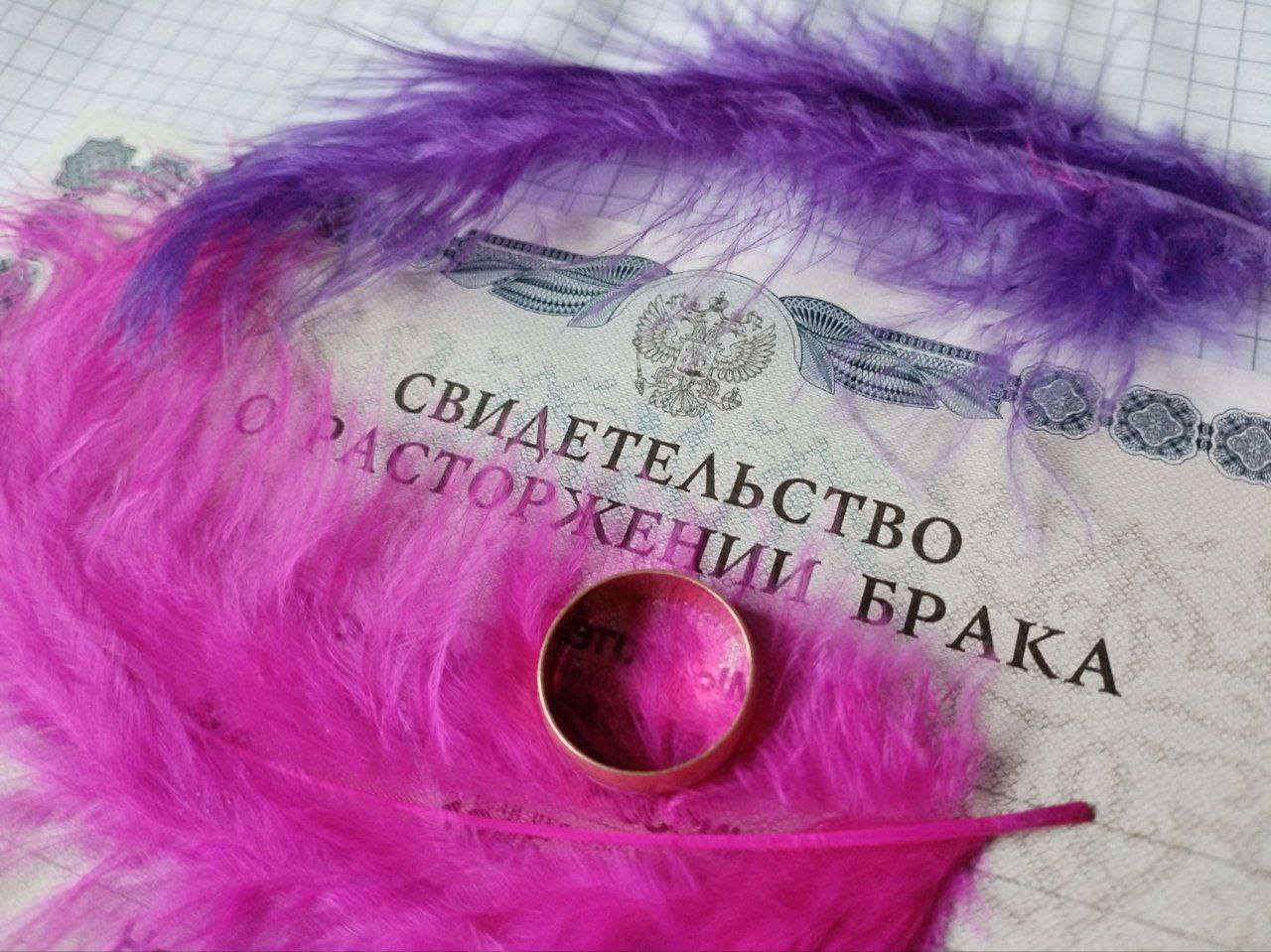 Женатая 38 лет пара не смогла развестись в Петербурге, потому что в Чечне потеряли документы