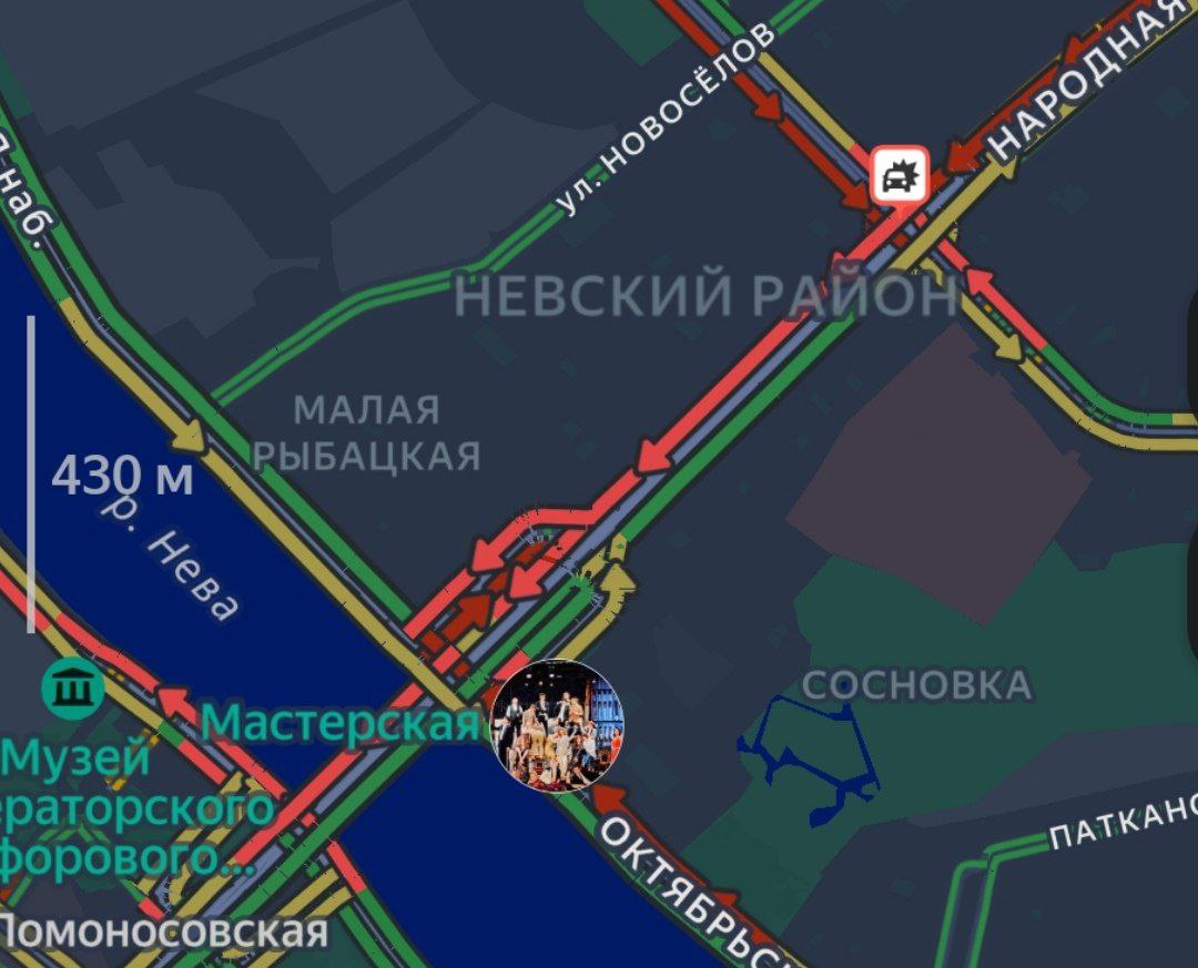 Петербуржцы добираются на работу «вплавь»: река затопила проспект Обуховской Обороны