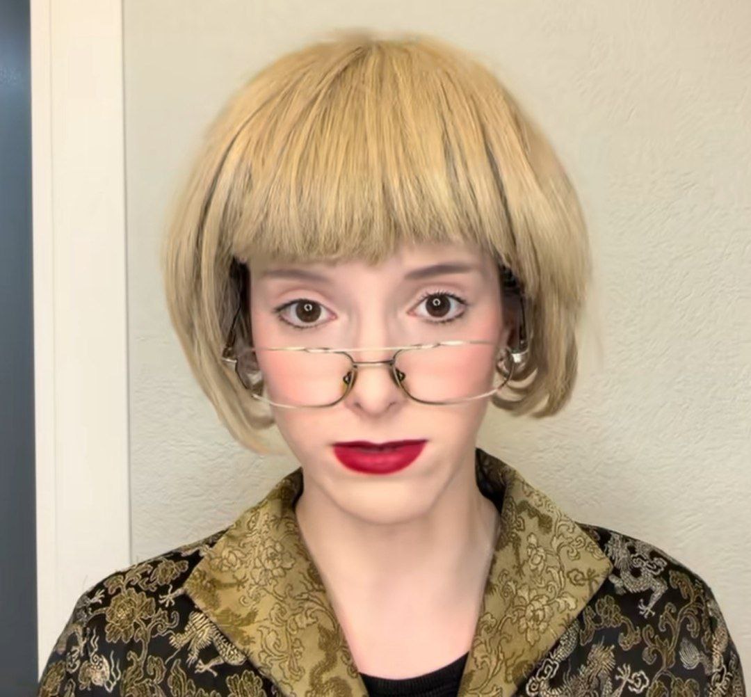 Блогерша из Петербурга оформила патент на мемную фразу «дорогу педагогу»