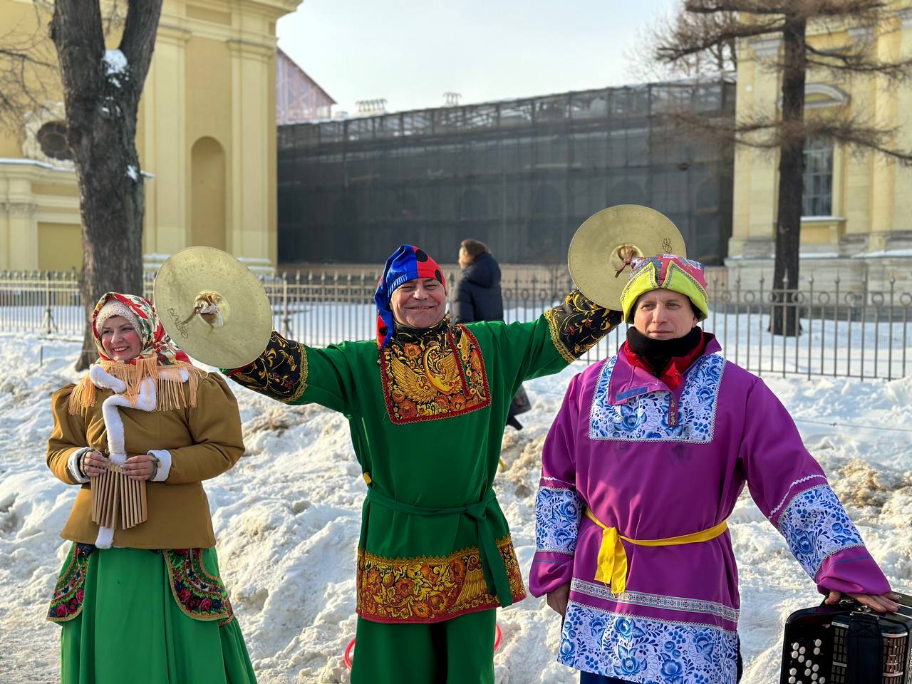 Петербуржцы ярко провожают зиму: Масленица в Петропавловской крепости — фото