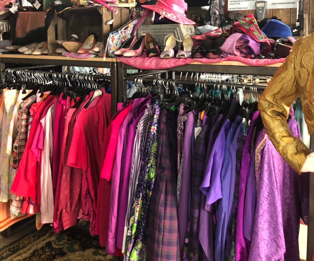 Авито: продажи винтажной одежды в Петербурге выросли в 2,5 раза к 8 Марта