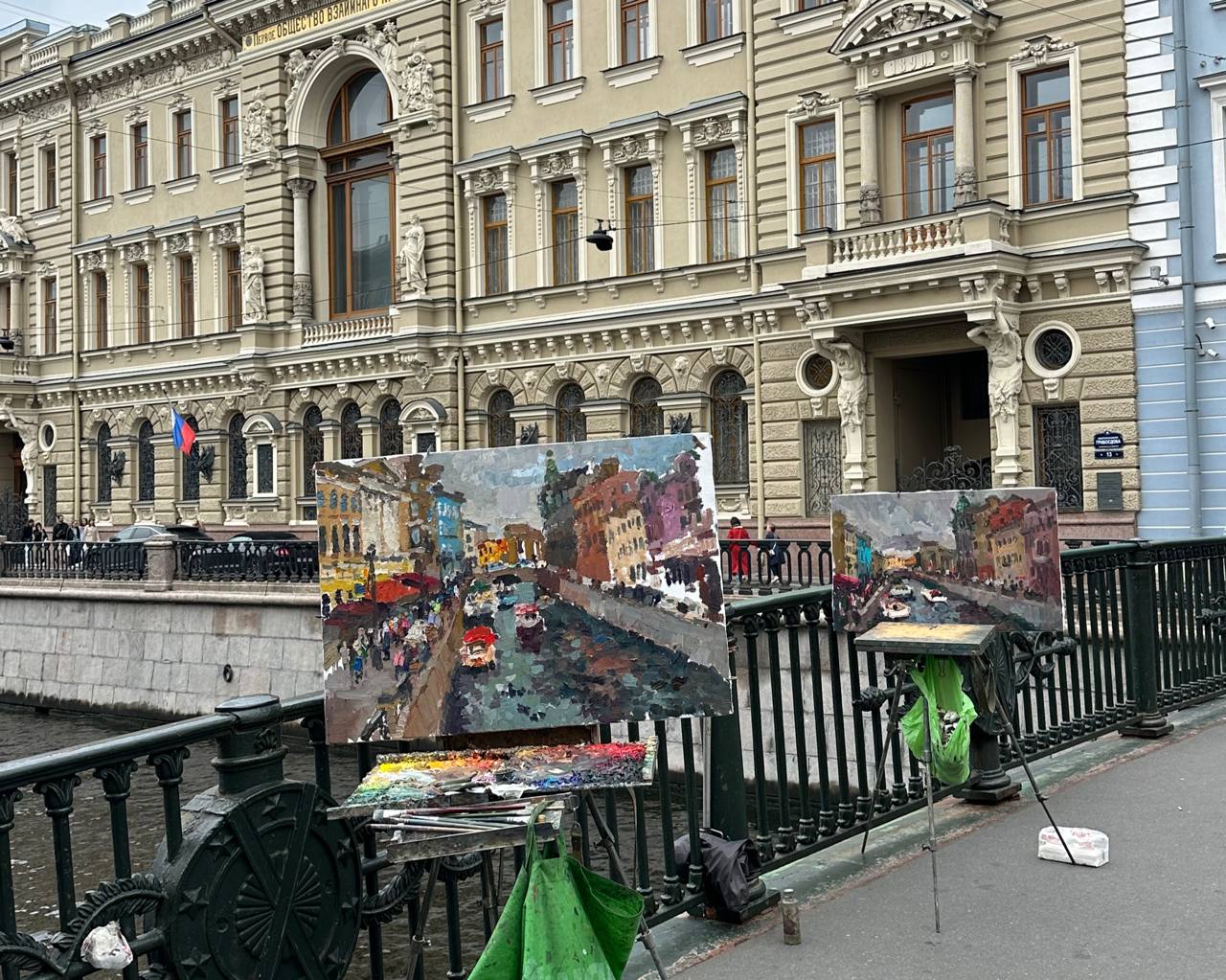 Петербуржцы по 7 часов стоят в очереди за портретом от пожилого художника