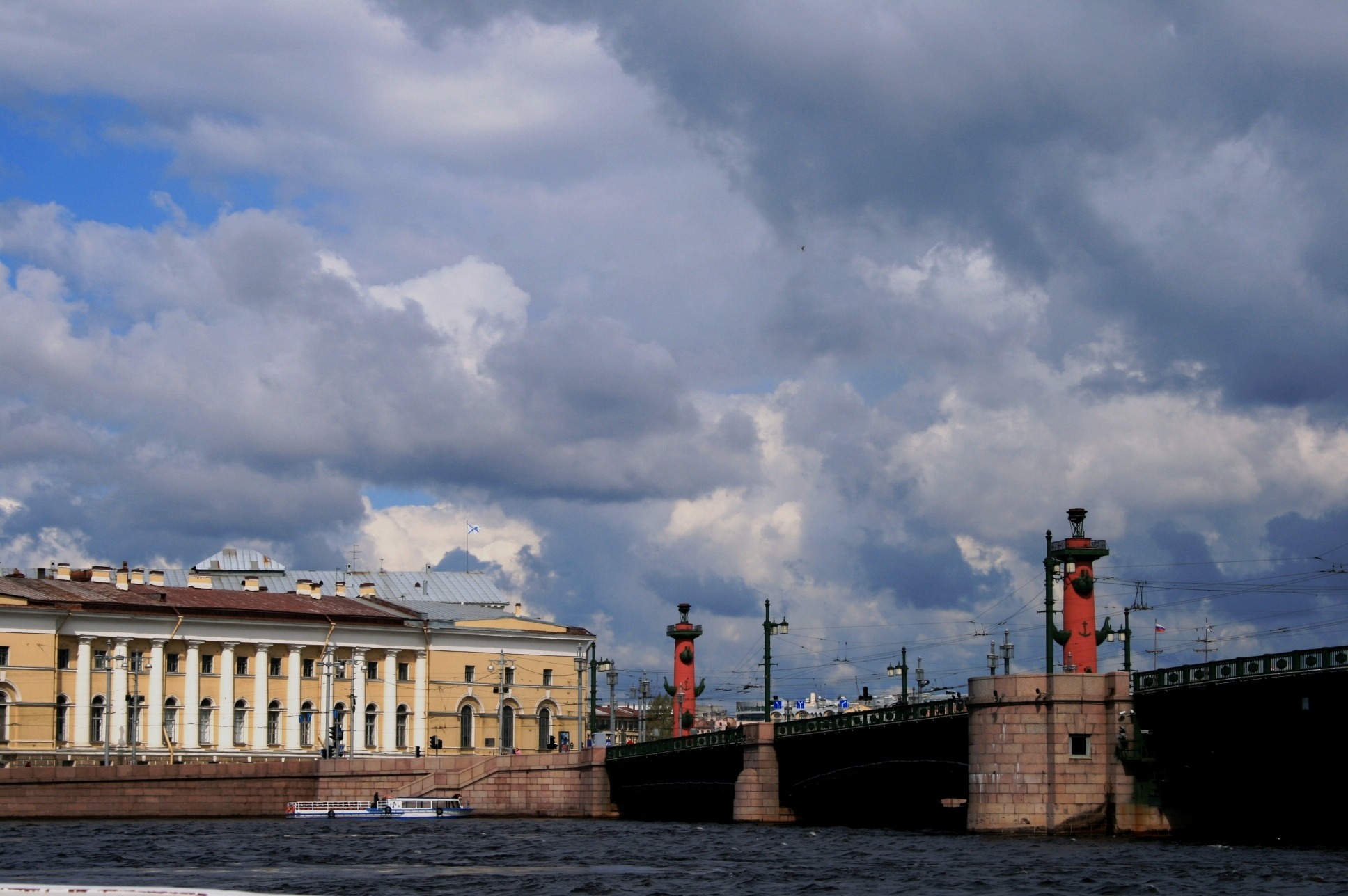 Факелы Ростральных колонн зажгли в Петербурге в честь Дня Победы