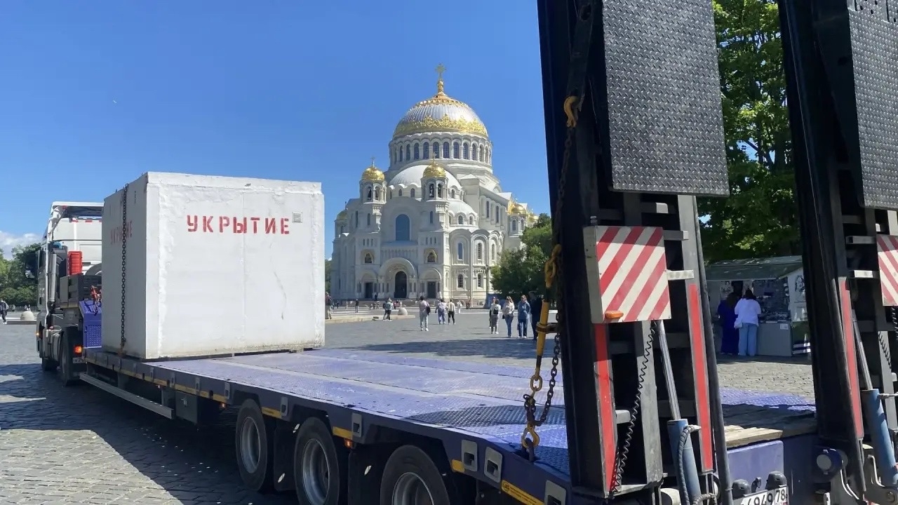 Специалисты начали устанавливать бетонные укрытия на случай атаки БПЛА в Кронштадте