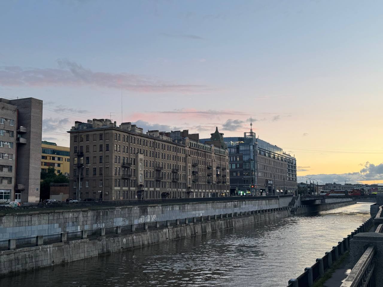 Переменная облачность без существенных осадков прогнозируется в Петербурге 15 июля