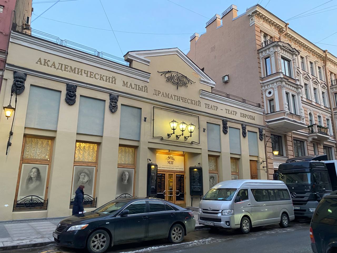 Петербургские театралы пришли к МДТ ночью ради билетов на спектакль с Козловским